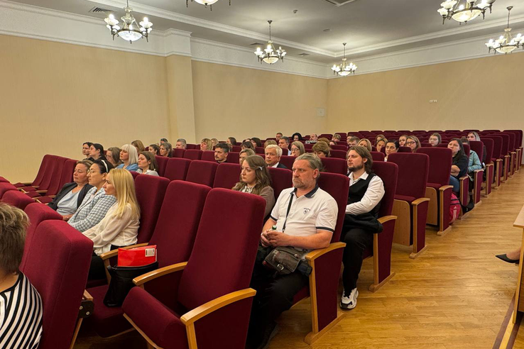 Леонид Кротов встретился с коллективом СББЖ Ломоносовского района